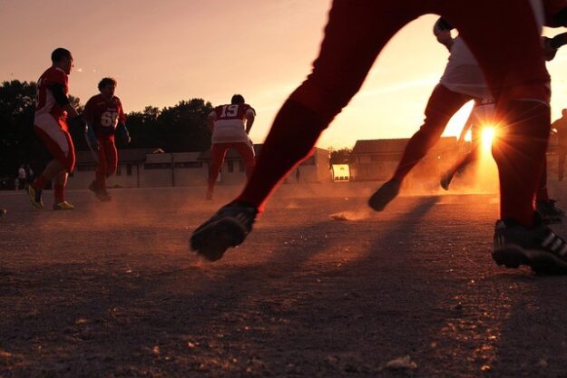 Der spilles fodbold i solnedgang. Foto: Pixabay